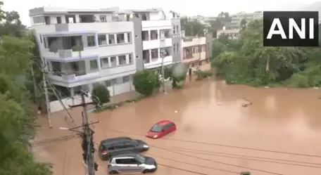 आंध्र प्रदेश और तेलंगाना में बाढ़-बारिश से बिगड़े हालात, NDRF की 26 टीमें तैनात, 99 ट्रेनें रद्द